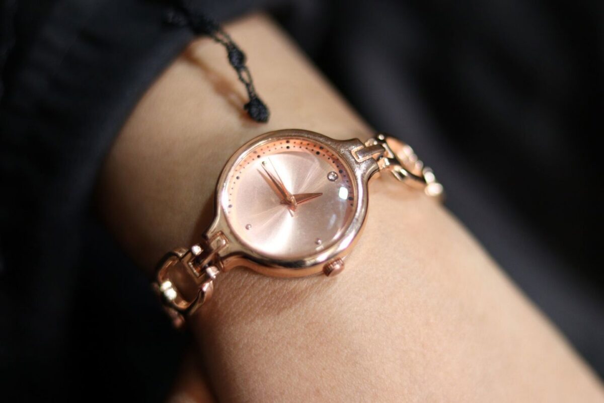 Montre élégante pour femme au poignet